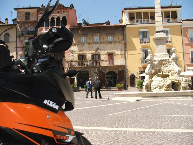 Motorrijder op bergweg tijdens motorreis Abruzzen Marken Lazio