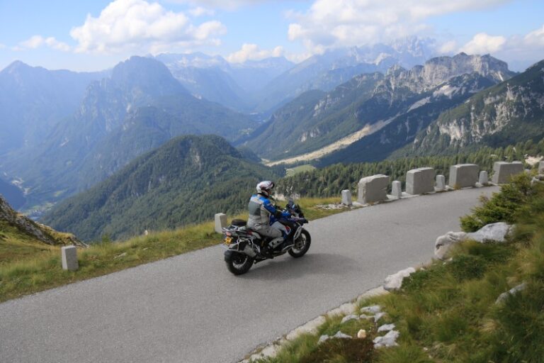 Motorrijder op de Vršič-pas tijdens dag 7 van de motorreis Oostenrijk Italië Slovenië – drielandentour door Slovenië, Italië en terug naar Oostenrijk.