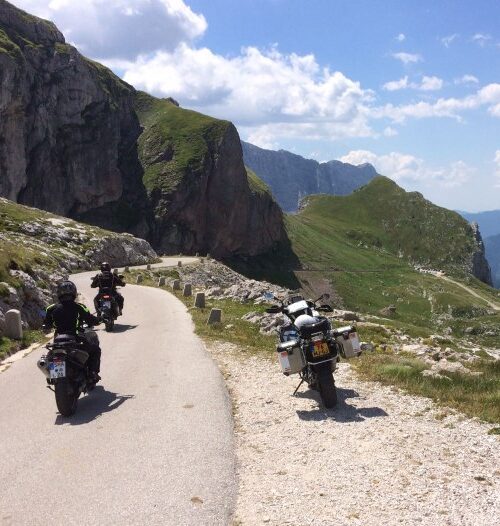 Motorrijders dalen af door ruige bergpassen tijdens dag 5 van de motorreis Oostenrijk Italië Slovenië: 265 km vol bochten en uitzichten.