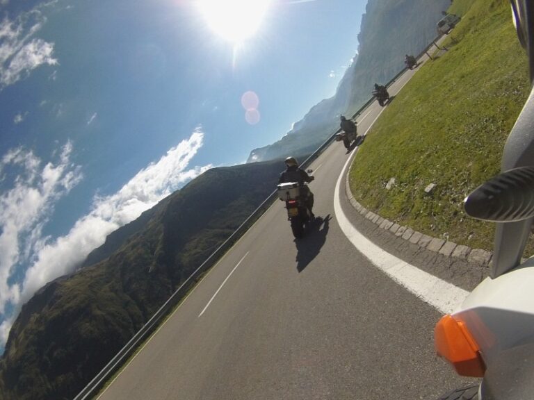 Groepsreizen Oostenrijk met THAT Motorreizen – motorrijders rijden over Alpenpassen en langs bergmeren
