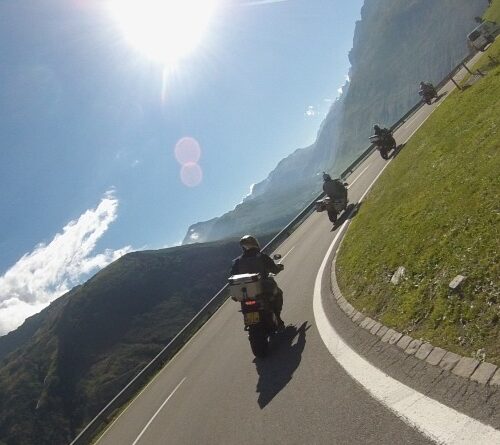 Groepsreizen Oostenrijk met THAT Motorreizen – motorrijders rijden over Alpenpassen en langs bergmeren