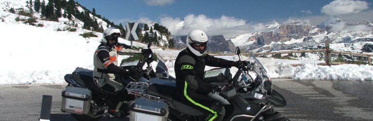 motorrijder over de Alpen (groepsreis van THAT Motorreizen).