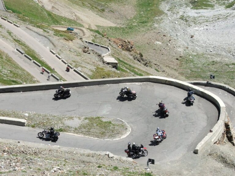 motorrijders op bochtige bergweg tijdens motorreis Legendary Alps – Alpenpassen op hun best.