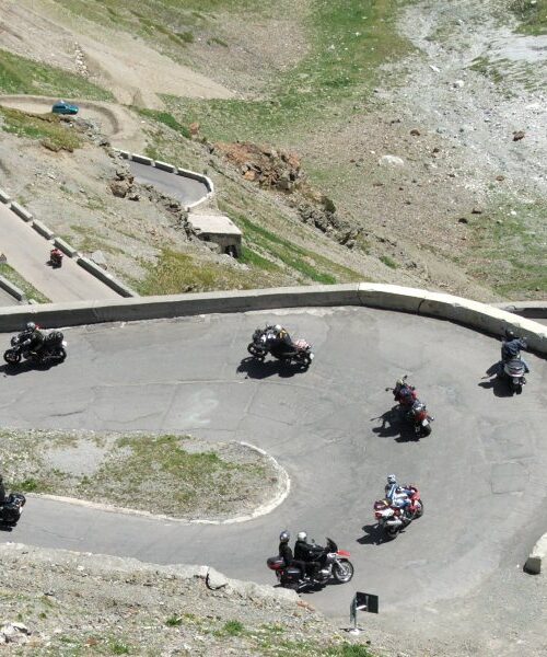motorrijders op bochtige bergweg tijdens motorreis Legendary Alps – Alpenpassen op hun best.
