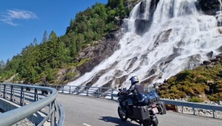 Groepsreizen Noorwegen met THAT Motorreizen – motorrijders onderweg langs fjorden en bergwegen