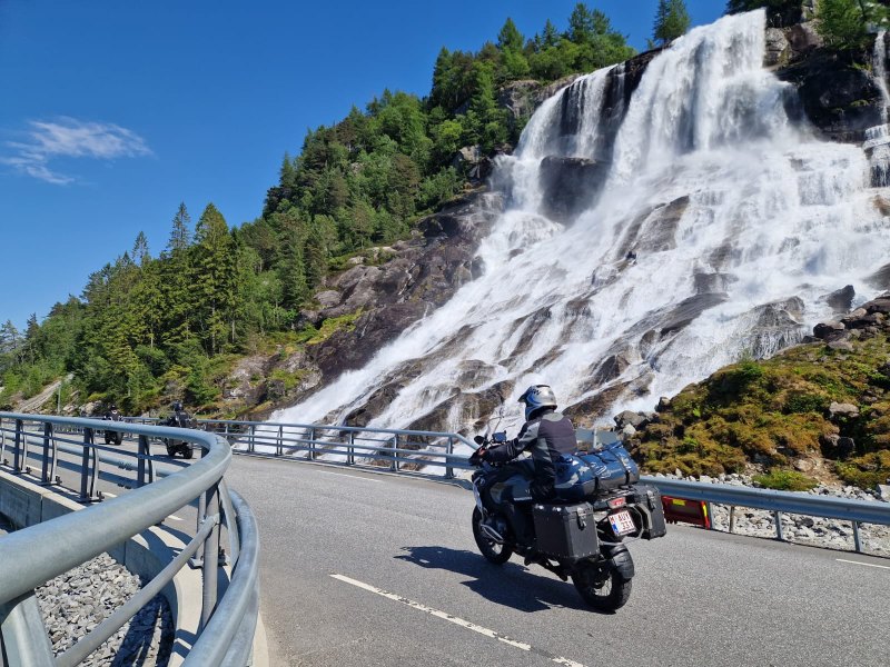 Groepsreizen Noorwegen met THAT Motorreizen – motorrijders onderweg langs fjorden en bergwegen