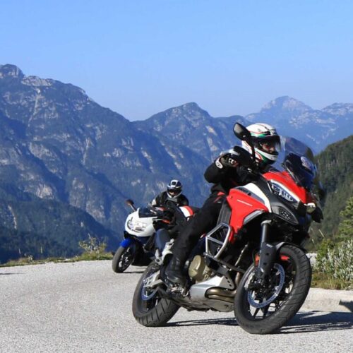 Individuele motor op motorreis door Slovenië.