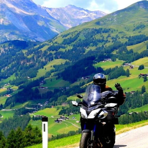 Groepsreizen Slovenië met THAT Motorreizen, motorrijders onderweg door bergen en groene valleien