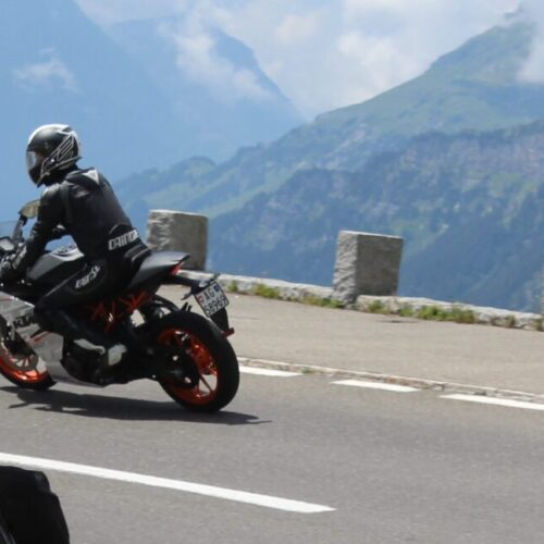 Motorrijders onderweg tijdens individuele motorreis Zwitserland
